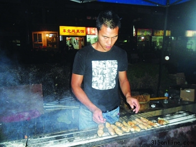 大四男生創(chuàng)業(yè)當(dāng)“燒烤哥”和女友開“情侶店”