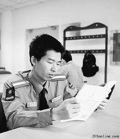 書癡保安自學(xué)考入北大讀400余本書寫10萬(wàn)字文集