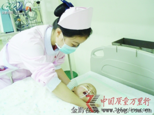 2歲半女?huà)肱K器全長(zhǎng)反入院六天被養(yǎng)父母拋棄(圖)