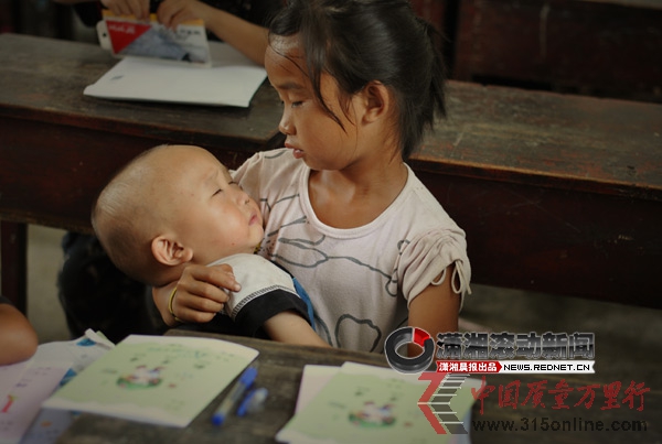 點圖查看下一頁 湖南留守女童帶弟弟上學(xué)邊聽課邊哄其睡覺(組圖)
