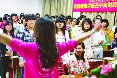女子隆胸后肌肉被嚴(yán)重腐蝕乳房墜入腹部(圖)