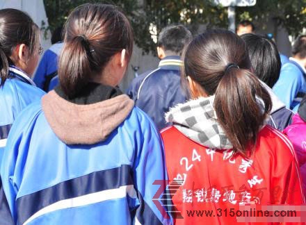 內(nèi)蒙古包頭全部收回獎勵優(yōu)秀學(xué)生紅色校服(圖)