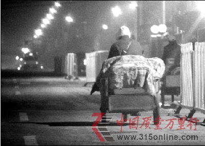 朝陽一黑作坊日產(chǎn)豆?jié){上千杯多供應(yīng)流動早點(diǎn)攤
