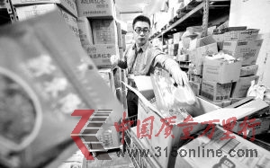 中環(huán)世紀(jì)聯(lián)華店工作人員上午已將所有新東陽(yáng)肉松下架封存 本報(bào)記者 孫中欽 攝