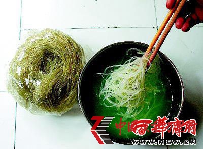 超市買(mǎi)來(lái)的散裝紅薯粉絲泡在水中,水變成了綠色本報(bào)記者湯繼穎攝