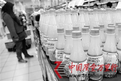 國(guó)內(nèi)超市里售賣的百事“純果樂”橙汁飲料圖