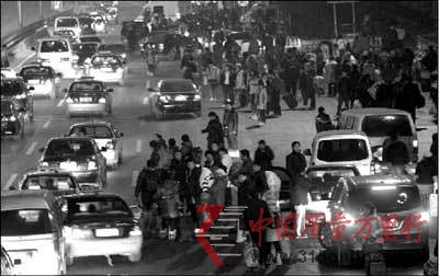 　　1月30日深夜，旅客在西站北廣場(chǎng)邊走邊打車。 本報(bào)實(shí)習(xí)記者 趙恩澤 攝