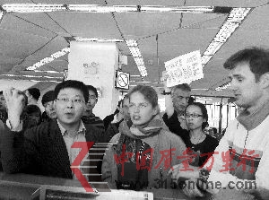 CA180航班的乘客在馬尼拉機(jī)場(chǎng)討要說(shuō)法。 劉女士供圖