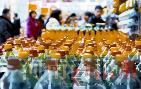 超市進(jìn)場(chǎng)費(fèi)最終還是由消費(fèi)者埋單 河南商報(bào)記者 趙卓/攝