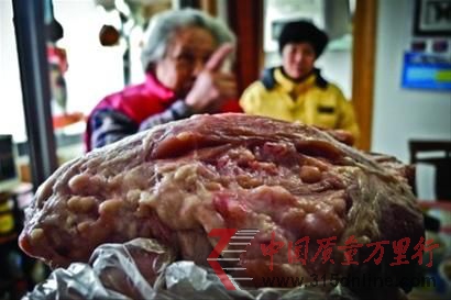 居民購得一塊豬肉切開后呈顆粒狀