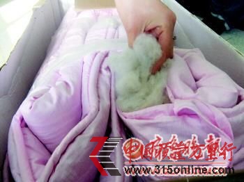 這款“蠶絲被”色澤很不均勻，摸起來有些扎手。本報記者 秦雪麗 攝