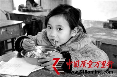 廣西那坡部分學校3元營養(yǎng)補助被供貨商套利1元