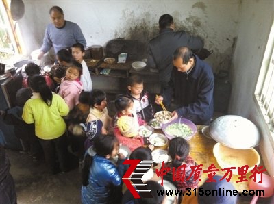 廣西那坡部分學校3元營養(yǎng)補助被供貨商套利1元