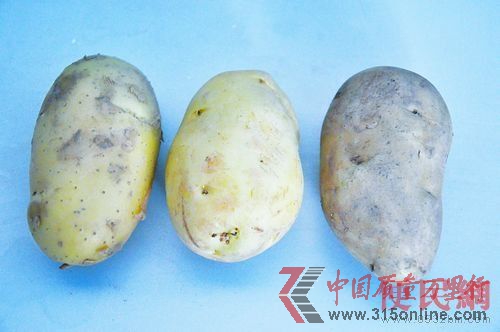 新土豆(左)“翻新土豆”(中)老土豆(右)(圖片來(lái)源:便民網(wǎng))