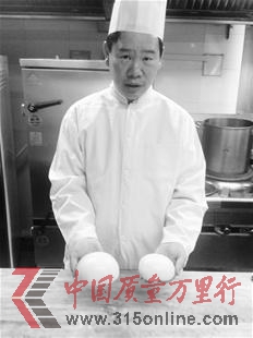 圖為：何培艷展示過量使用添加劑的饅頭(大)和傳統(tǒng)饅頭(小)的差別 
