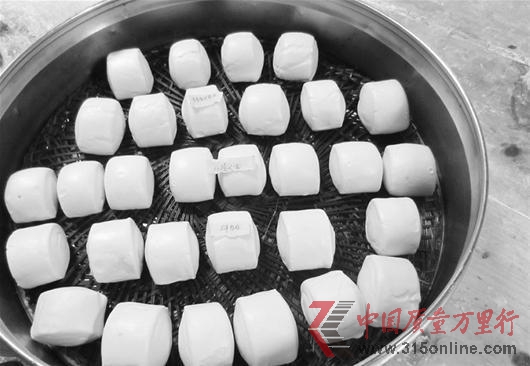 圖為：適量使用添加劑做出的饅頭，外觀上和正宗老面饅頭區(qū)別并不大