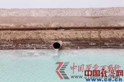 廢渣堆中的沉淀出來的強堿性污水被排入環(huán)繞沉淀池的一條河溝中。 