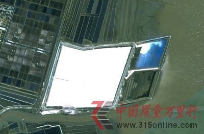 三友化工的廢渣堆占地約270萬平方米，面積相當于6400多個籃球場的大小，廢渣堆與渤海已經(jīng)融為一體。(資料圖)