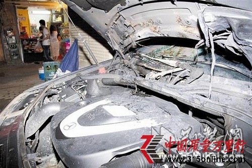 剛買半年奔馳當(dāng)街起火車主懷疑車系自燃(圖)