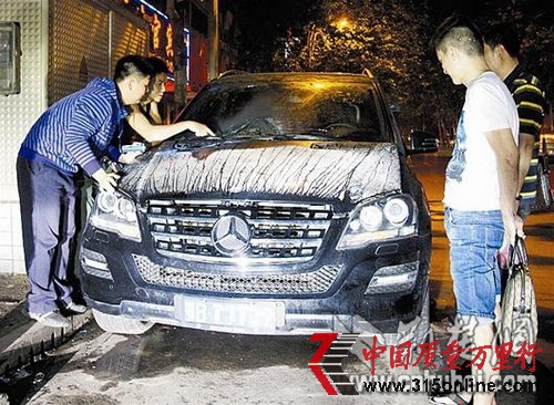 剛買半年奔馳當(dāng)街起火車主懷疑車系自燃(圖)