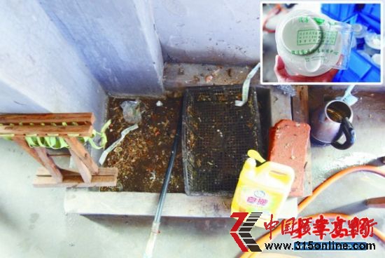 看似包裝正規(guī)的一次性消毒餐具卻用如此簡(jiǎn)陋的設(shè)備