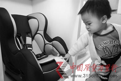 安全座椅是兒童乘坐車輛的重要安全保障，但目前市場上座椅品牌繁雜，價格混亂，讓消費者直呼看不懂 晚報記者 龔星 現(xiàn)場圖片