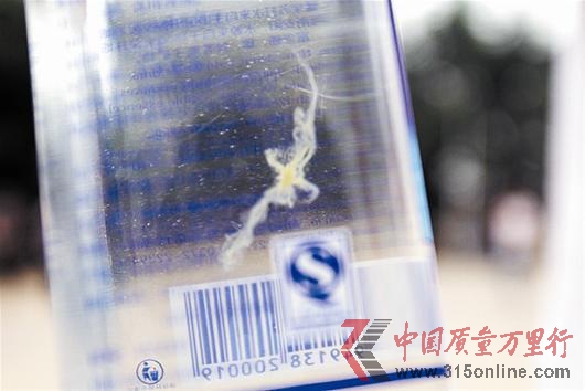 天蘊泉蘇打水飲料內(nèi)現(xiàn)鼻涕狀異物瓶蓋無開啟痕跡
