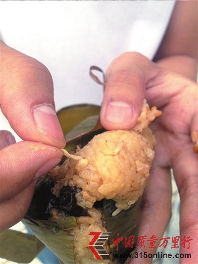 粽子內(nèi)現(xiàn)肉蟲。實(shí)習(xí)記者孟凡澤攝