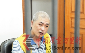　　年僅37歲的廖代招頭發(fā)已經(jīng)幾乎全白，自稱是“想事多了”造成的�！　∮嘀拘� 攝