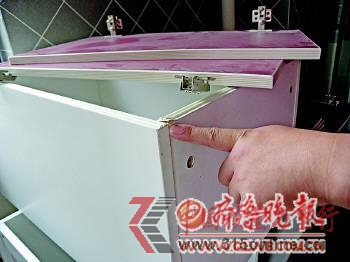 　　家具多處出現(xiàn)封邊崩起的情況�！”緢�(bào)記者 王倩 攝