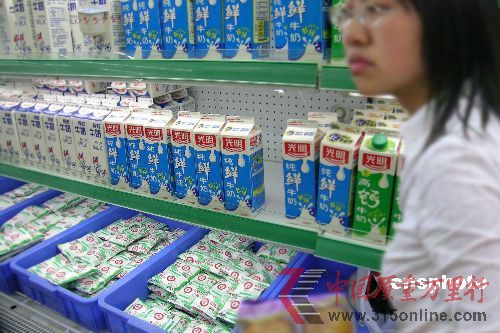 光明乳業(yè)部分產(chǎn)品混入堿水。資料圖