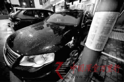 ■電線(xiàn)桿上貼著“上島咖啡專(zhuān)用車(chē)位”標(biāo)識(shí) 見(jiàn)習(xí)記者 陳夢(mèng)澤 攝