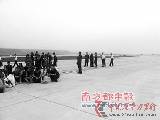 乘客在昆明機(jī)場(chǎng)跑道上靜坐。 網(wǎng)絡(luò)圖片
