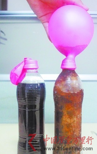 冰凍可樂(lè)和常溫可樂(lè)對(duì)比。