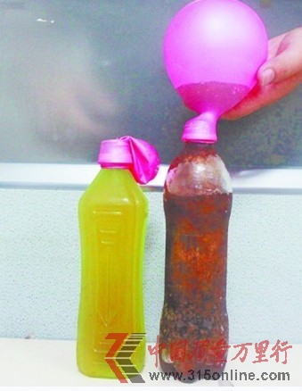 冰凍可樂(lè)和冰凍綠茶對(duì)比。