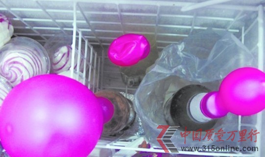 冰凍4小時(shí)后，可樂(lè)瓶口的氣球已經(jīng)非常大。 