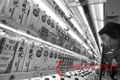 顧客在光明牛奶專(zhuān)柜選購(gòu)牛奶 CFP供圖 顧客在光明牛奶專(zhuān)柜選購(gòu)牛奶 CFP供圖