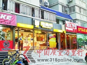 鹵西西紅黃相間的配色方案和小男孩頭像的商標(biāo)還是讓人聯(lián)想到以前的周黑鴨。