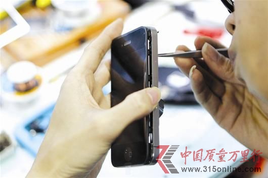 圖為:智能手機(jī)維修收費(fèi)投訴不斷(圖文無關(guān)) (CFP圖)