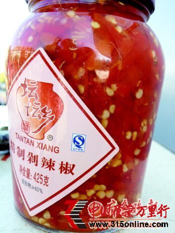 張先生買的問題剁椒,隔著透明玻璃可見一根細(xì)長黑發(fā)�！”緢笥浾摺钋唷z