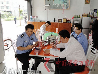 圖為：聯(lián)合檢查組暫扣無證卷煙現(xiàn)場。