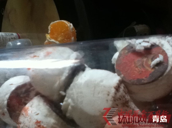 青島香格里拉酒店所售的巧克力底座發(fā)霉長(zhǎng)毛 青島香格里拉酒店所售的巧克力底座發(fā)霉長(zhǎng)毛