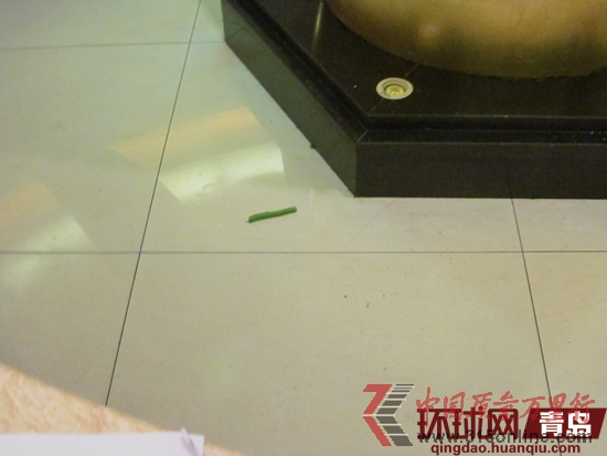 工作人員朝消費(fèi)者摔單子后留下的筆(于女士提供) 工作人員朝消費(fèi)者摔單子后留下的筆(于女士提供)
