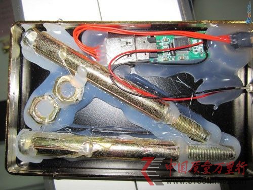 假冒的移動(dòng)硬盤內(nèi)部?jī)H有兩個(gè)粗大的螺絲(資料圖片)