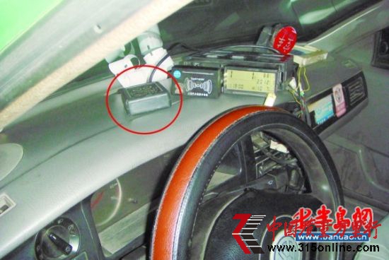 紅圈內(nèi)為連接在計(jì)價(jià)器上的汽車信號發(fā)生器(俗稱