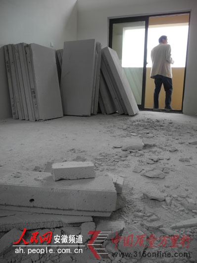 　　業(yè)主們的心就像這些板材一樣，碎了一地
