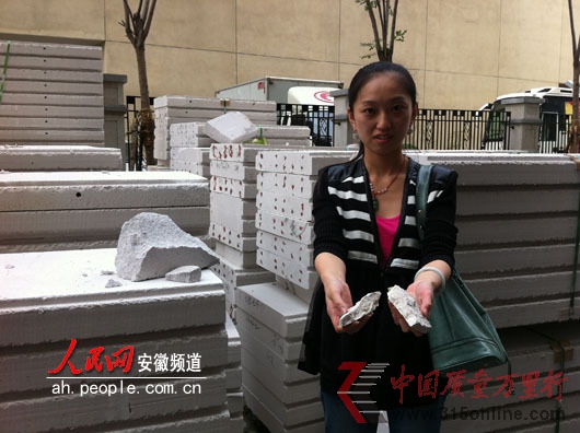 　　即便是瘦瘦的女業(yè)主，板材在手上也是一掰就碎