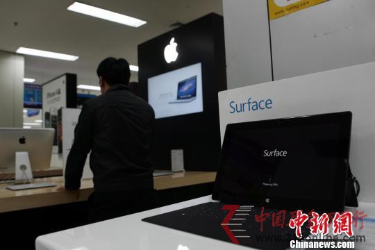 微軟平板電腦叫板蘋果首發(fā)前夕引消費(fèi)者圍觀