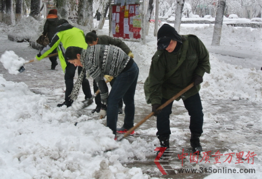 　市民們積極清理路旁積雪。包洪生攝