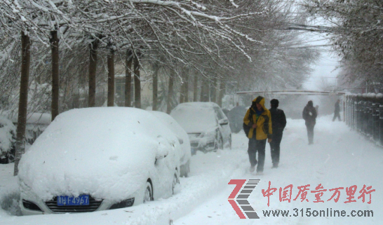 人們在暴風(fēng)雪中艱難地行走。包洪生攝
